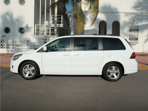 Used 2009 Volkswagen Routan SE FWD image 1