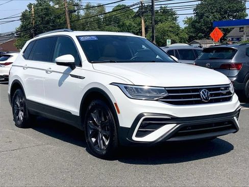 Used 2024 Volkswagen Tiguan SE AWD/4WD image 1