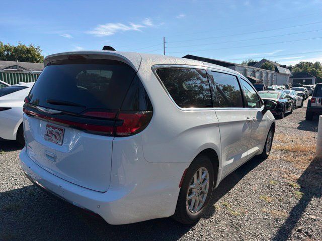 Used 2024 Chrysler Pacifica Touring-L FWD image 5