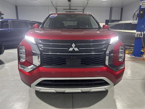 Used 2023 Mitsubishi Outlander SE image 2