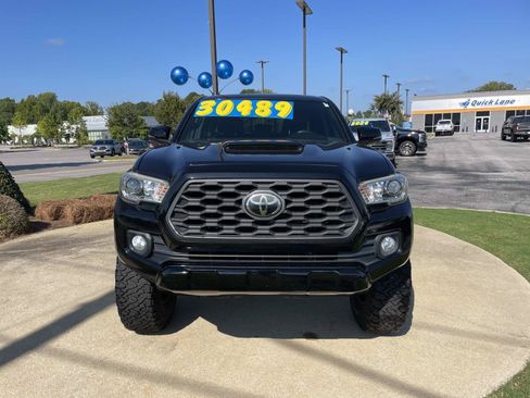 Used 2020 Toyota Tacoma TRD Sport w/ TRD Premium Sport Package AWD/4WD image 10