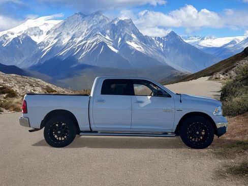 Used 2017 RAM 1500 Classic SLT w/ Luxury Group image 6