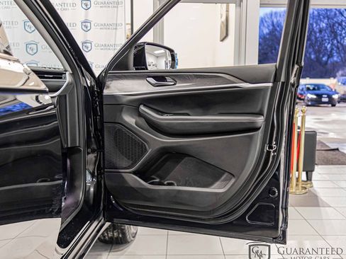 Used 2023 Jeep Grand Cherokee L Limited AWD/4WD image 40