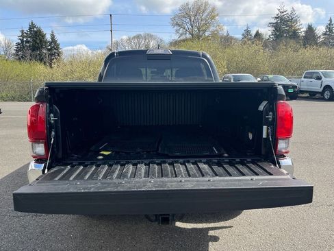 Used 2018 Toyota Tacoma TRD Off-Road AWD/4WD image 26