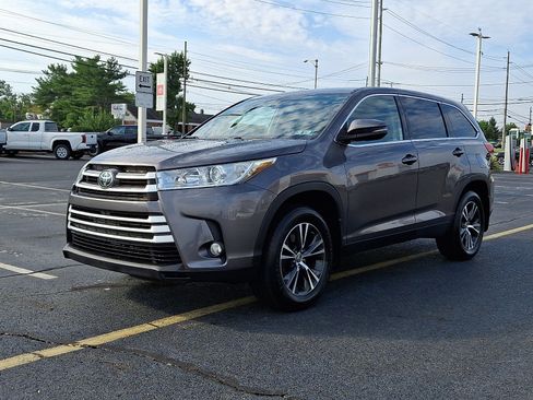 Used 2019 Toyota Highlander Plus AWD/4WD image 5