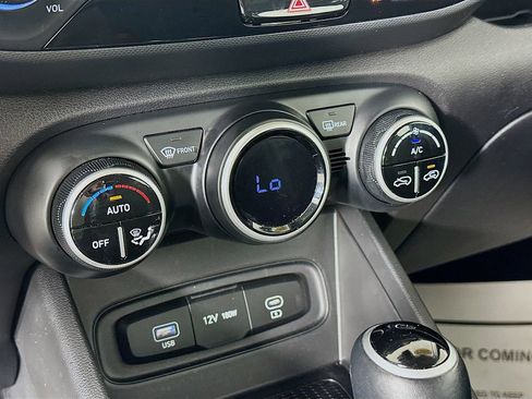 Used 2025 Hyundai Venue SEL FWD image 21
