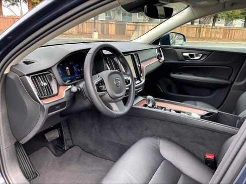 Used 2025 Volvo V60 B5 Cross Country Plus image 16