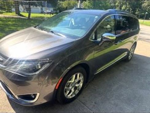 Used 2018 Chrysler Pacifica Limited w/ Advanced Safetytec Group FWD image 2