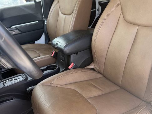 Used 2013 Jeep Wrangler Unlimited Sahara AWD/4WD image 10