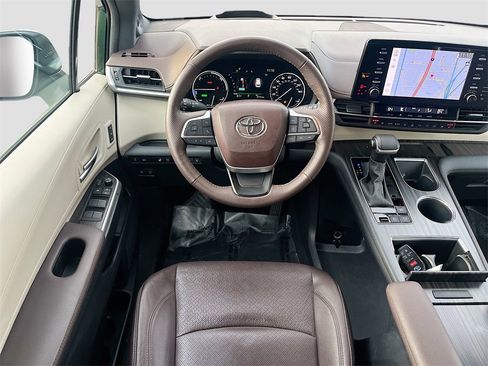 Used 2024 Toyota Sienna Platinum image 24