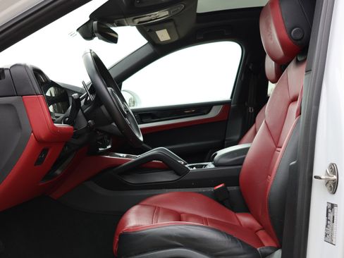 Used 2024 Porsche Cayenne Coupe image 8