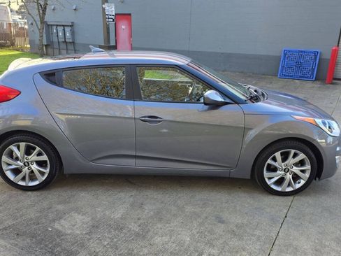 Used 2017 Hyundai Veloster FWD image 4