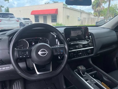 Used 2025 Nissan Pathfinder SV FWD image 4