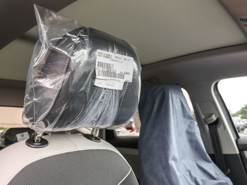 Used 2025 Volkswagen Taos SE image 35