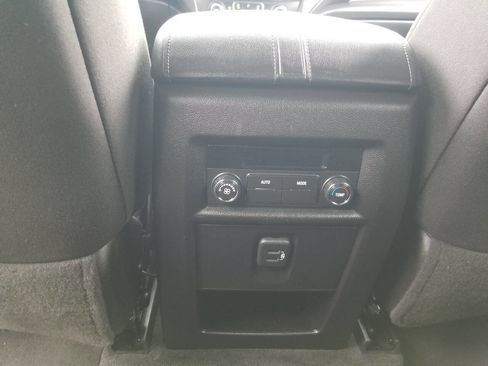 Used 2023 Chevrolet Traverse LT image 21