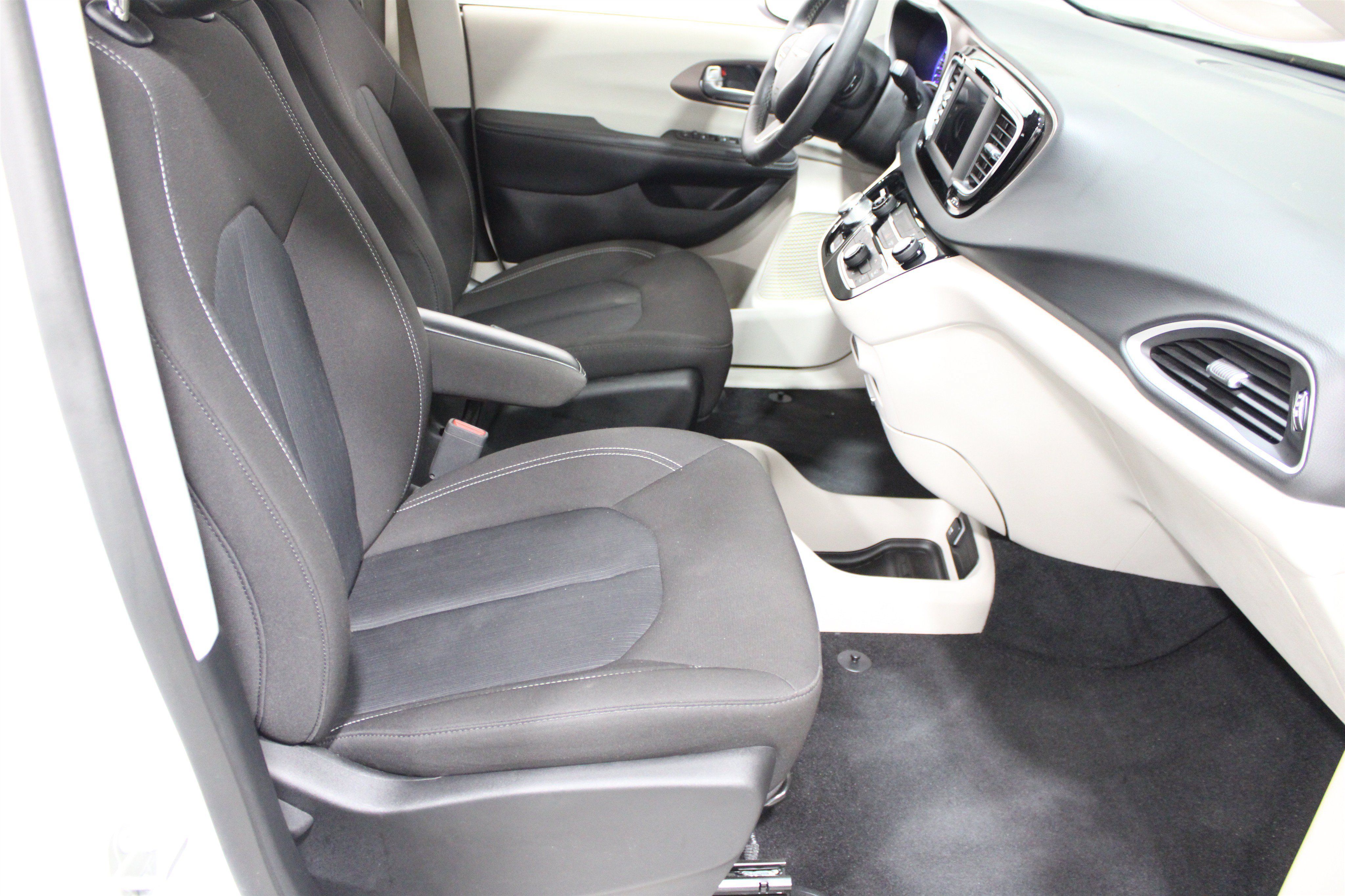 Used 2024 Chrysler Voyager LX FWD image 26
