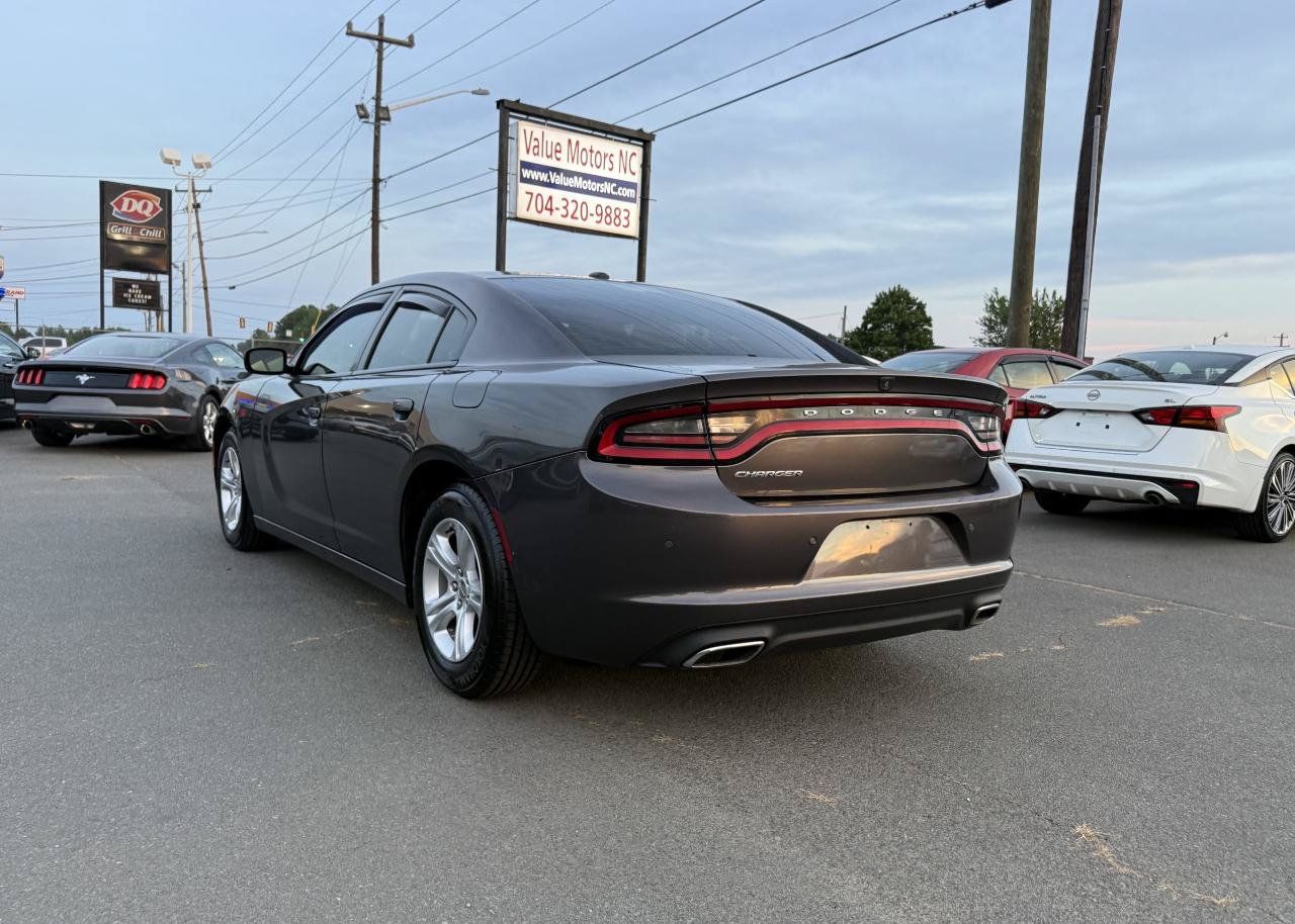 Used 2020 Dodge Charger SXT w/ Leather Interior Group RWD image 4