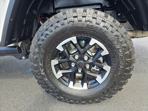 Used 2024 Jeep Gladiator Rubicon AWD/4WD image 22
