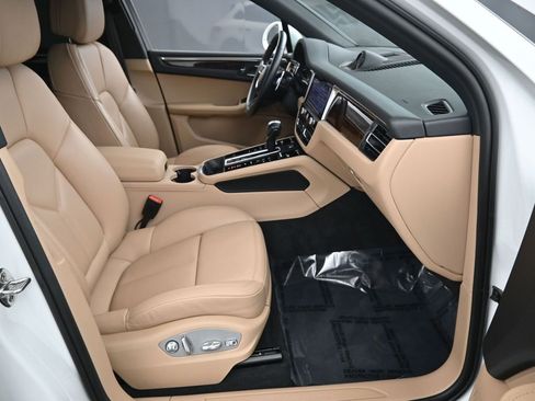 Certified 2024 Porsche Macan image 27