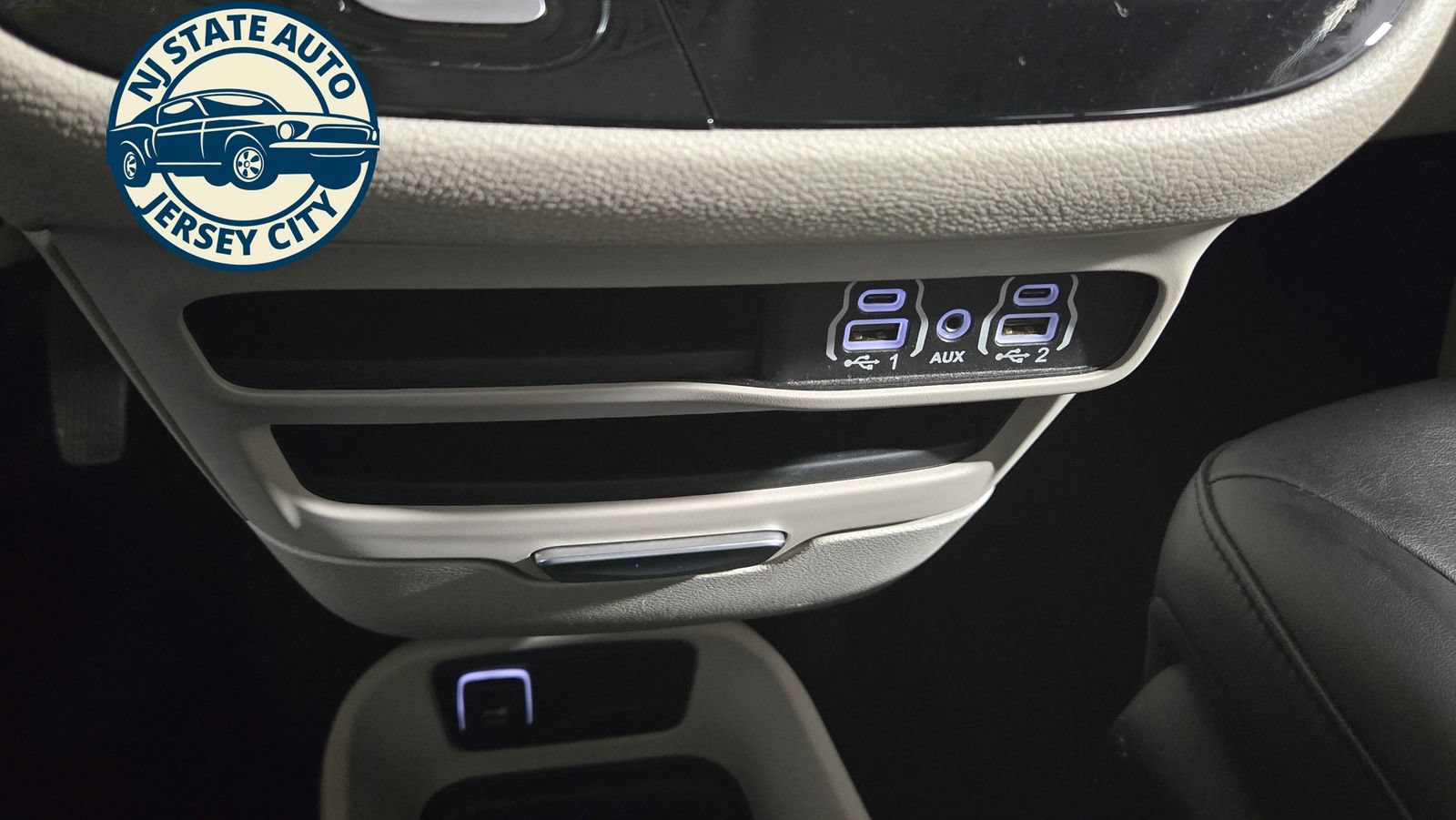 Used 2024 Chrysler Pacifica Limited FWD image 16