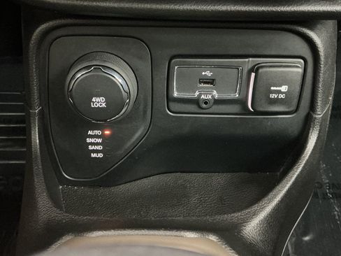 Used 2017 Jeep Renegade Latitude w/ Cold Weather Group AWD/4WD image 36