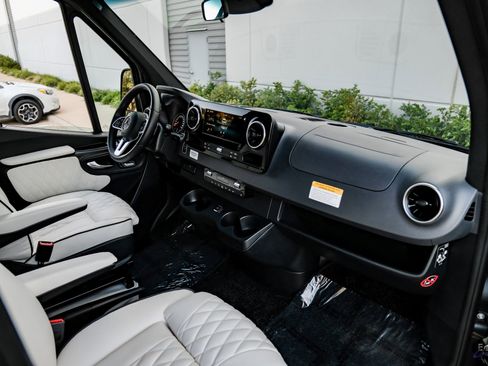 Used 2023 Mercedes-Benz Sprinter 3500 image 42