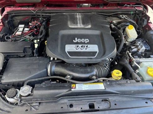 Used 2012 Jeep Wrangler Unlimited Rubicon w/ Connectivity Group AWD/4WD image 21