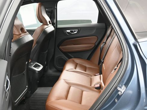 Used 2022 Volvo XC60 B5 Momentum w/ Climate Package image 32