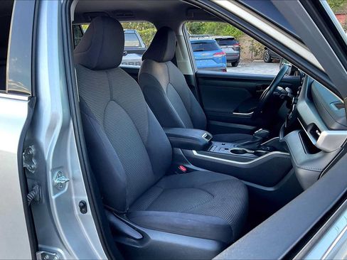 Used 2022 Toyota Highlander LE FWD image 9