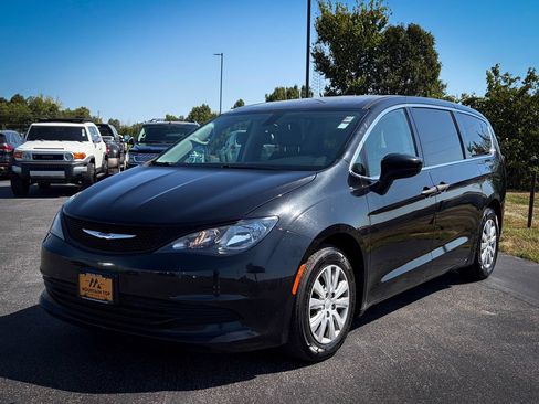 Used 2019 Chrysler Pacifica L FWD image 14