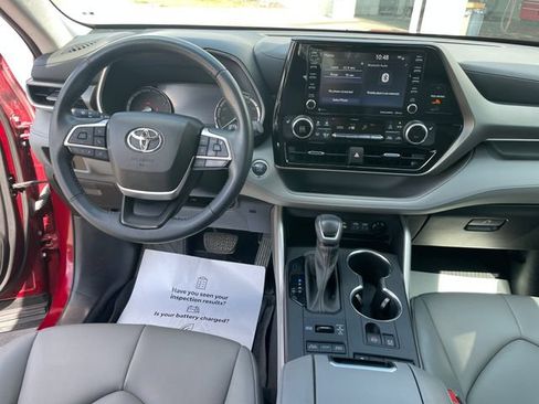 Used 2022 Toyota Highlander XLE AWD/4WD image 15