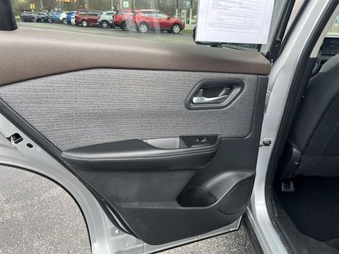 Used 2021 Nissan Rogue SV image 32