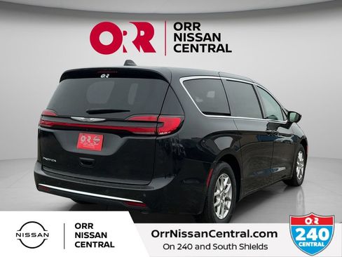 Used 2023 Chrysler Pacifica Touring-L FWD image 5