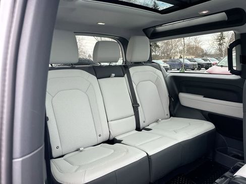 Used 2025 Land Rover Defender 90 S image 24