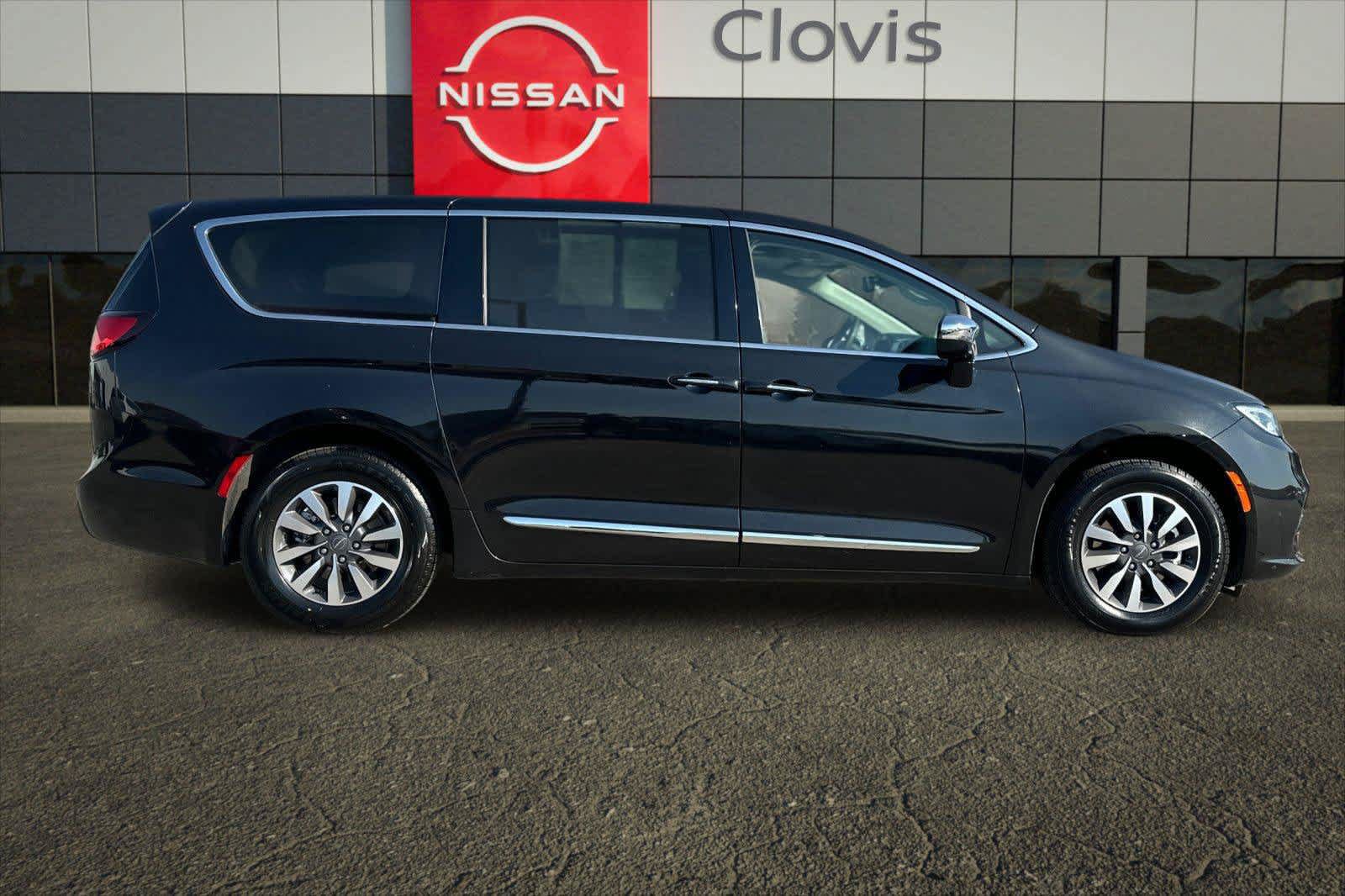 Used 2023 Chrysler Pacifica Limited FWD image 6