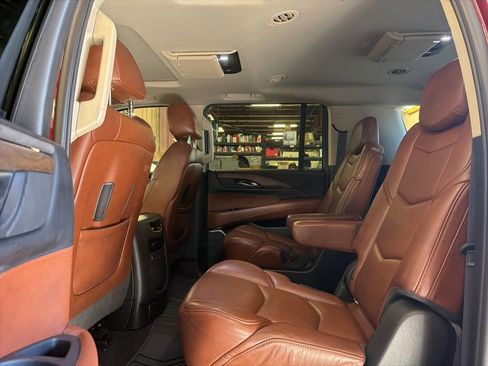 Used 2018 Cadillac Escalade ESV Premium Luxury image 5