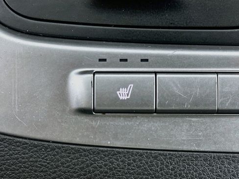 Used 2025 Kia Carnival FWD image 26