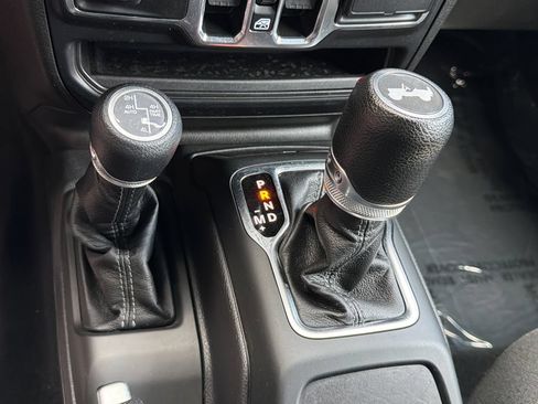 Used 2024 Jeep Wrangler Unlimited Sahara w/ Technology Group AWD/4WD image 28