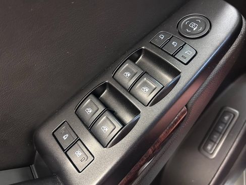 Used 2016 GMC Yukon XL SLT w/ Open Road Package AWD/4WD image 5