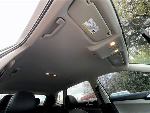 Certified 2022 Volkswagen Taos SE image 14