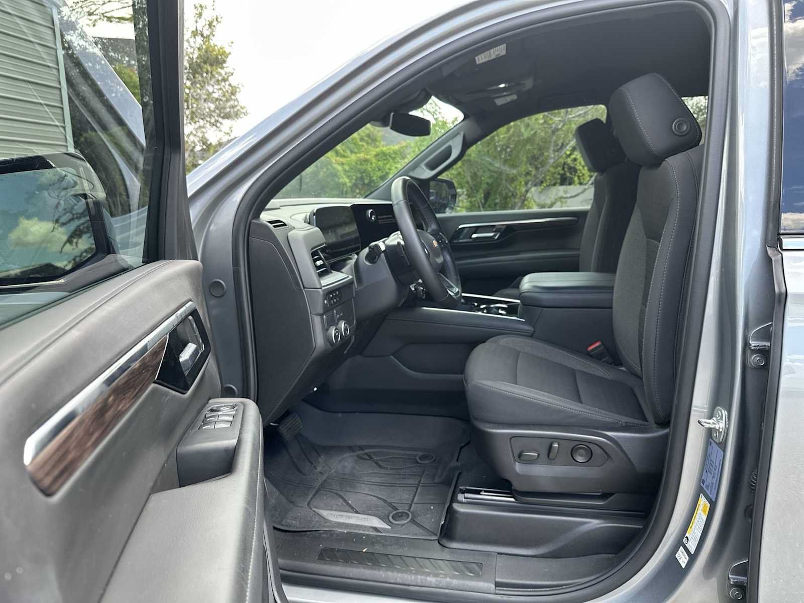 Certified 2025 Chevrolet Tahoe LS RWD image 2