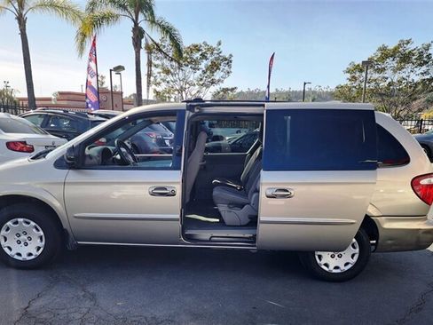 Used 2003 Chrysler Town & Country image 38