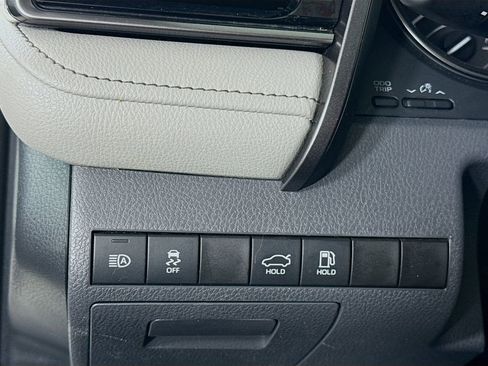 Certified 2022 Toyota Camry SE image 18