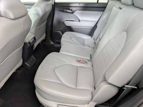 Used 2020 Toyota Highlander XLE image 17