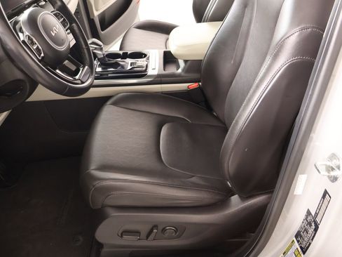 Used 2022 Kia Carnival EX image 12