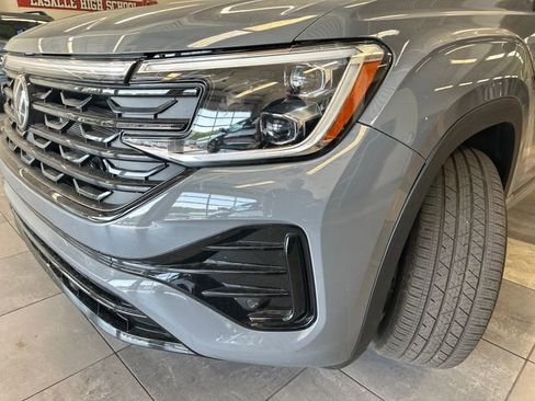 Used 2025 Volkswagen Atlas Cross Sport SEL R-Line AWD/4WD image 17