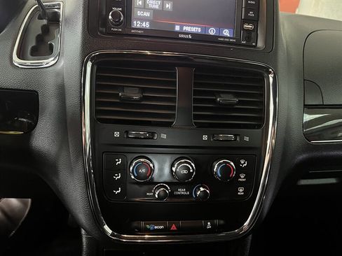 Used 2018 Dodge Grand Caravan SE image 17