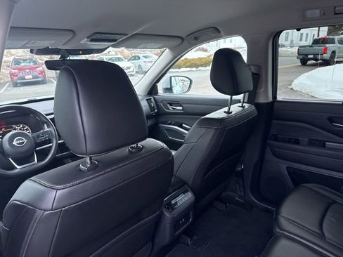 Used 2025 Nissan Pathfinder SL image 12
