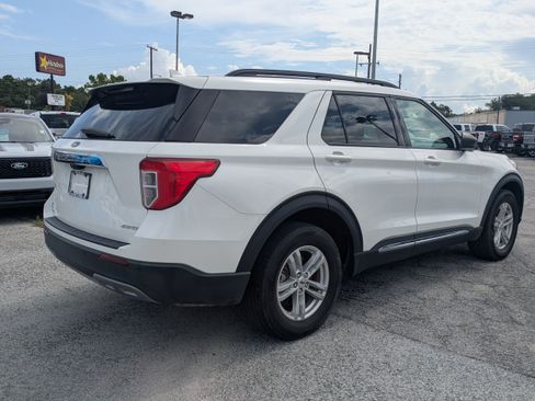 Used 2022 Ford Explorer XLT w/ Equipment Group 202A AWD/4WD image 4