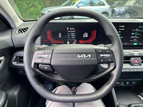Used 2025 Kia K4 LXS image 17